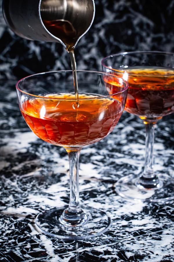 Riggs Washington Dc Ξενοδοχείο Εξωτερικό φωτογραφία A cognac being poured into a glass