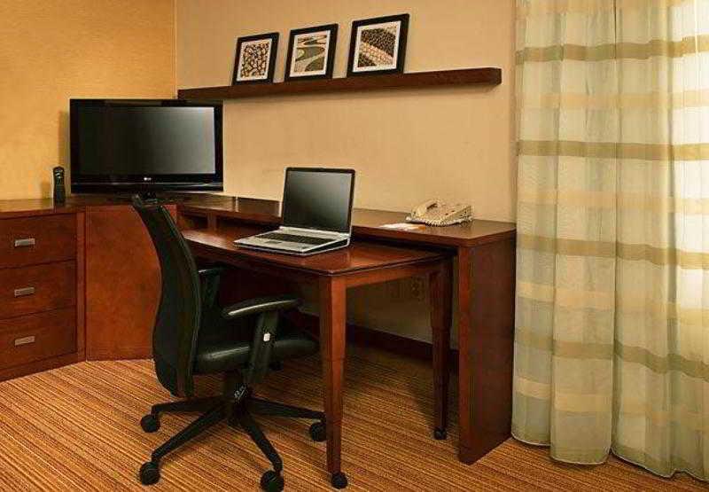 Riggs Washington Dc Ξενοδοχείο Εξωτερικό φωτογραφία A typical work desk in a Residence Inn